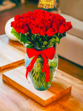 Hermoso jarron de 50 rosas
