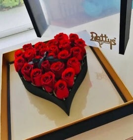Elegante caja rígida de corazón con acrílico