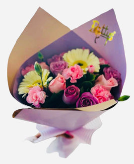 Ramo con flores mixtas ,rosas gerberas y clavelines en tonos rosas con entrega inmediata y con entrega a domicilio en Mérida Yucatan