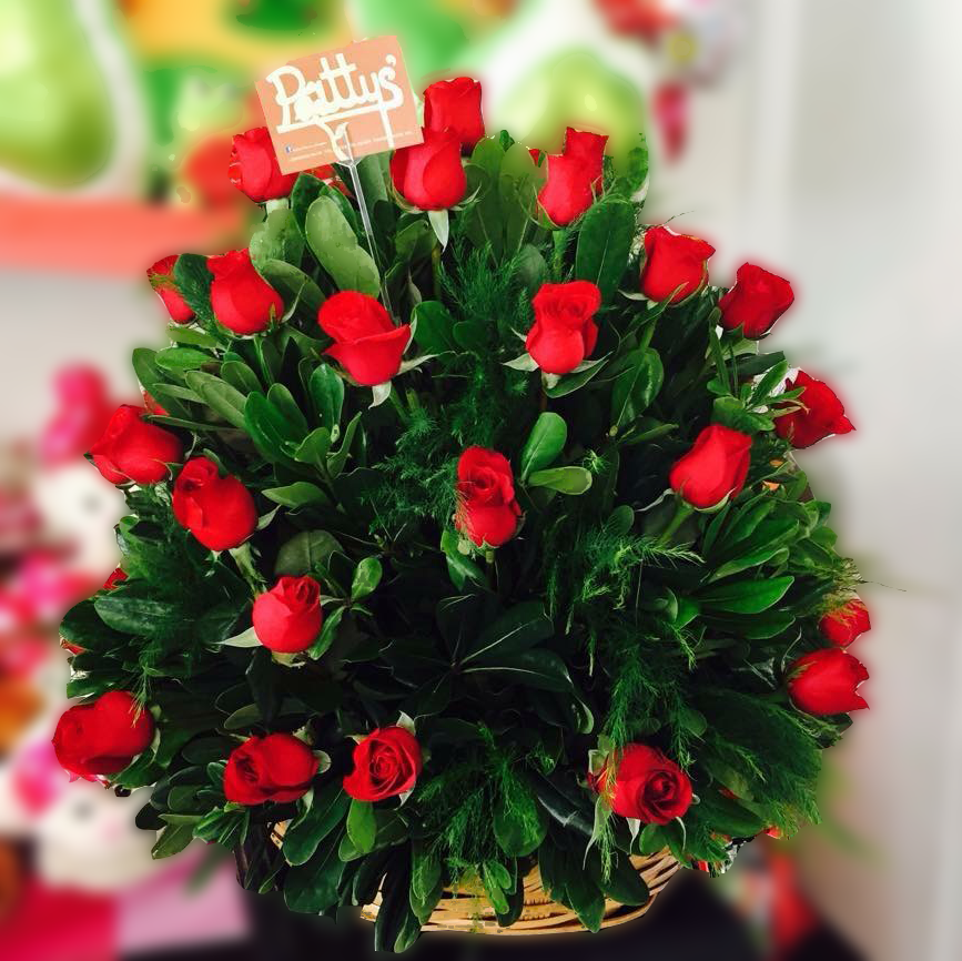 Espectacular canasta de 50 rosas - Pattys Flores y Regalos